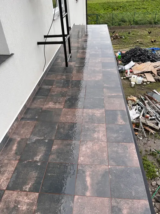 Płytki balkonowe po montażu i fugowaniu