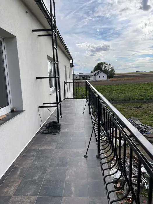 Wykończony balkon z płytkami i balustradą